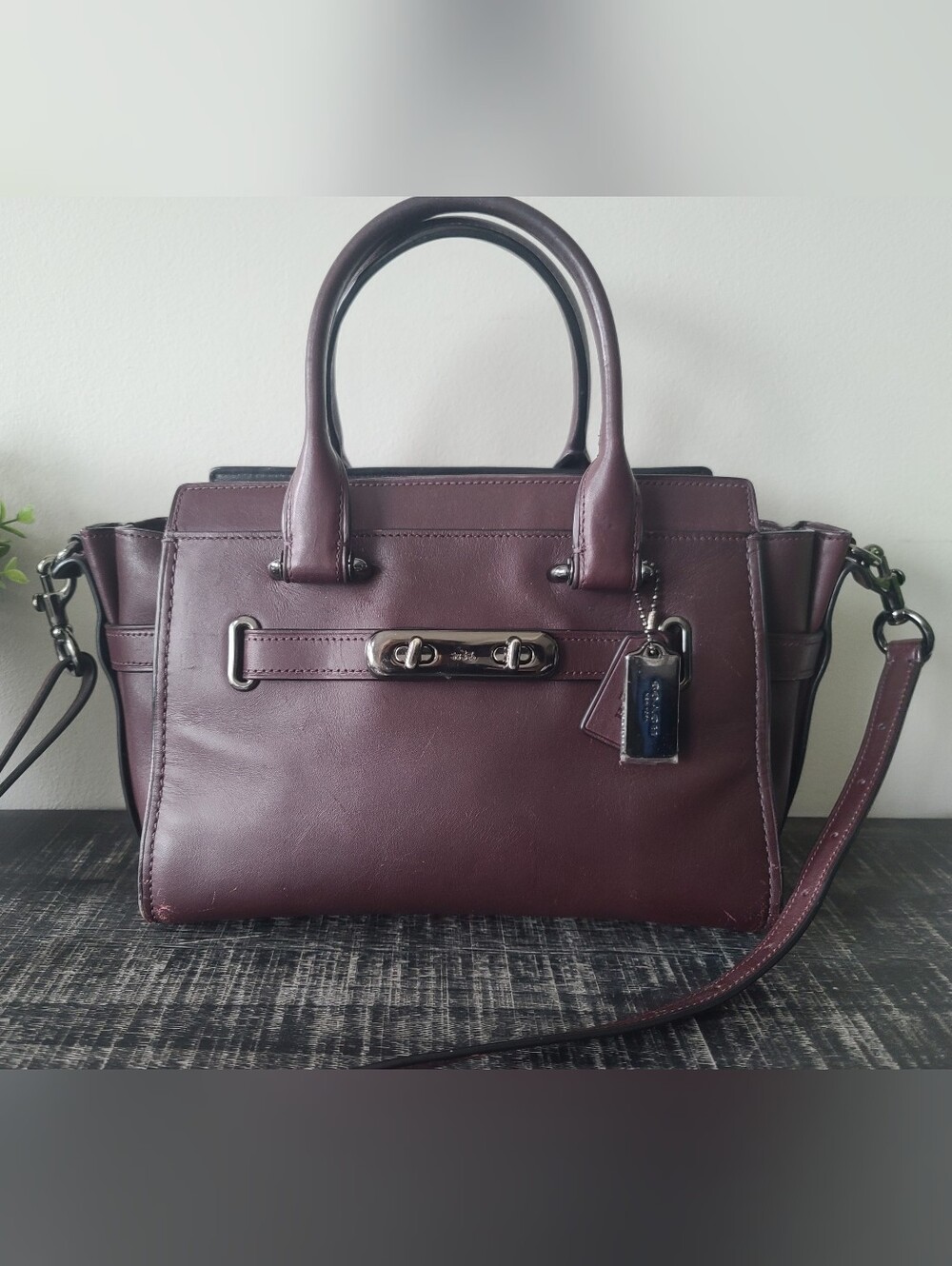 Coach Glovetanned Leather Oxblood Swagger 27 #F12111
